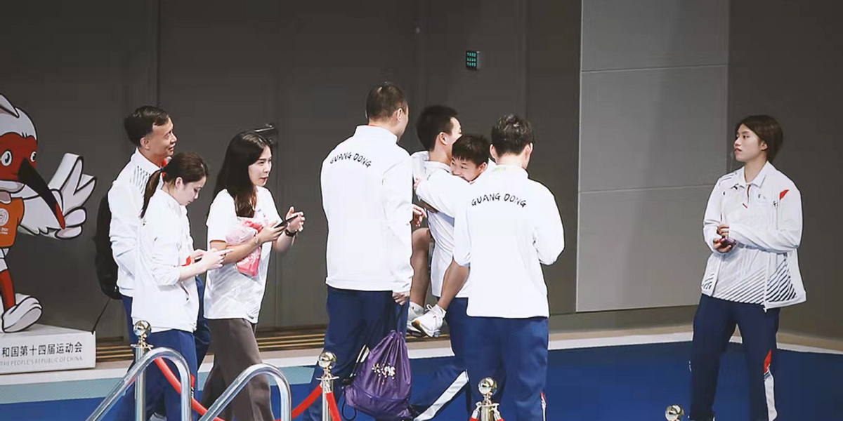 时尚风行派|14岁全红婵成跳水队团宠!穿运动装挂师姐身上撒娇,乖宝宝样超萌