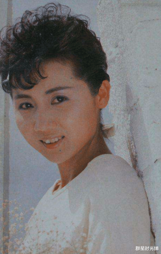 张德兰|张德兰:春晚唱《春光美》红遍全国,27岁因爱隐退,弃艺从医