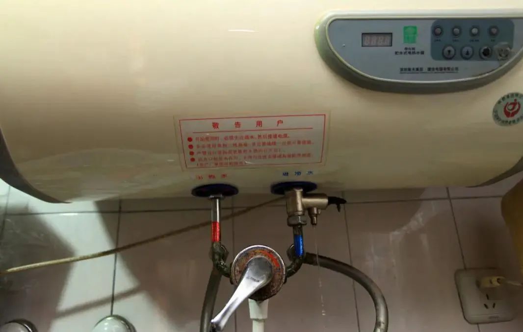 时尚装修设计大全 用了10年电热水器，洗澡必须要拔插头？专家：真是拿生命在洗澡