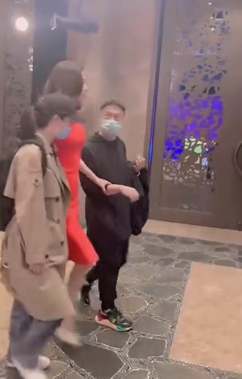姚策|41岁熊黛林现身高端晚宴，腰臀比例突出引围观，由俩助理搀扶离场