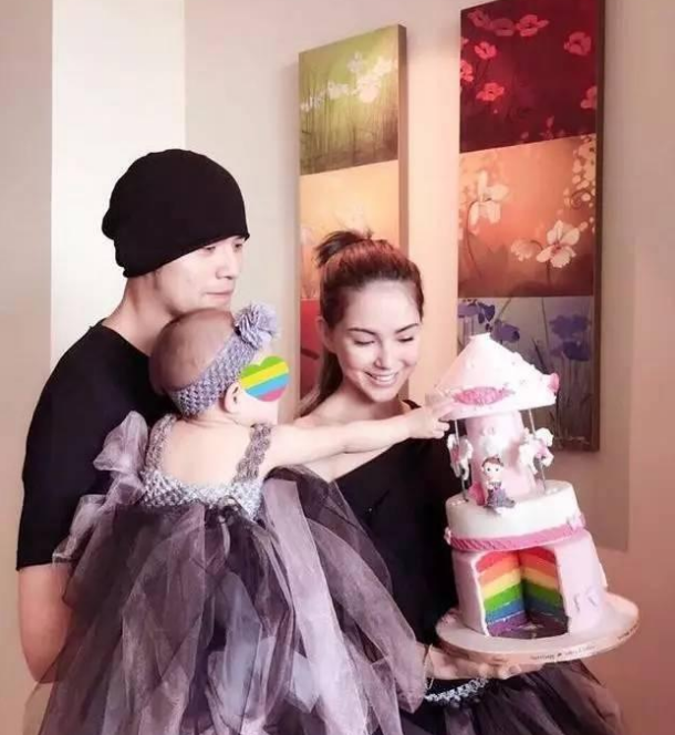 昆凌|17岁成功拿下天王，24岁还被宠成公主，看到昆凌旧照才懂为什么