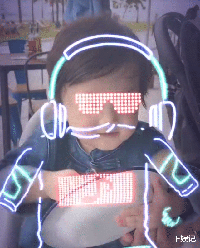 申世景|TVB小生陈山聪放假陪妻儿游玩享受家庭乐 1岁儿子学走路的模样可爱