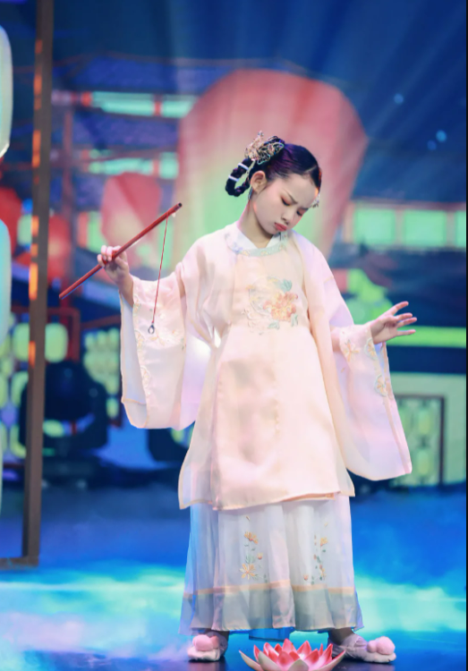 9歲女孩酷似“劉亦菲”，因跳舞收獲179萬粉絲，傢庭教育令人唏噓-圖6