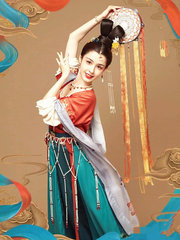 演绎|“西域美人”哈妮克孜演绎飞天之美,金钗薄纱,皆是神秘之源