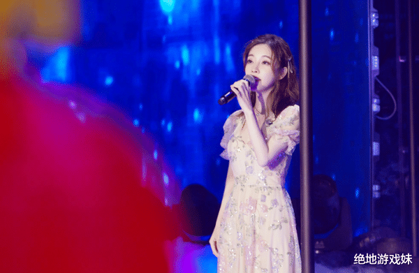 柳岩|冯提莫B站晚会造型成亮点，裸色裙子太敢穿，网友：是我就社死