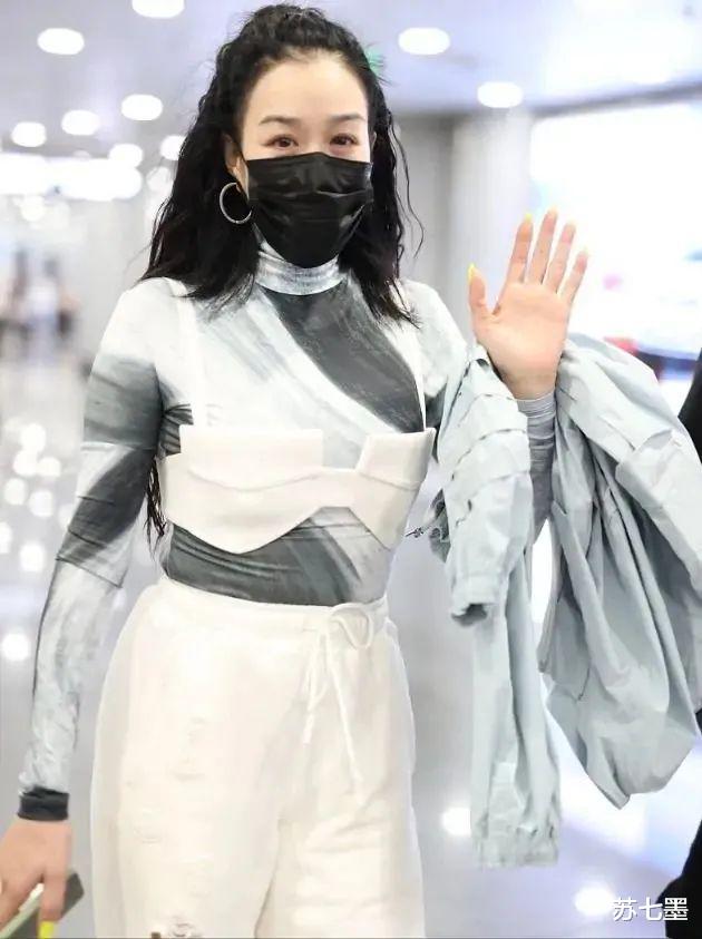 钟丽缇|50岁钟丽缇太洋气！穿印染紧身衣还“内衣外穿”，一旁老公有深意