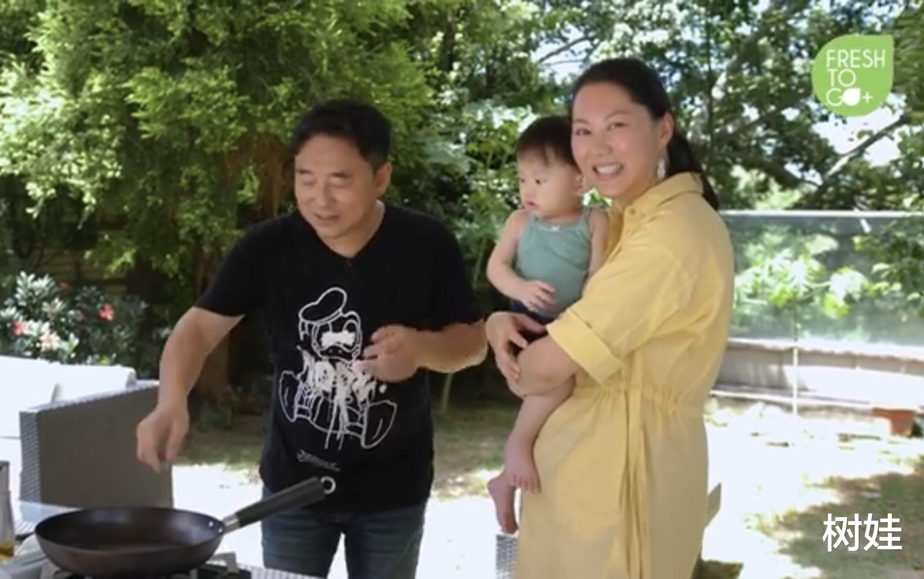 吕方|吕方首度携妻女拍广告片，女儿才满岁像爸爸，一家三口同框很温馨