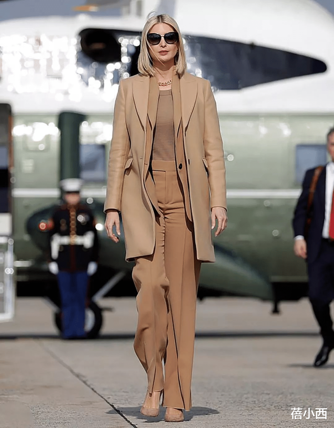 蓓小西 伊万卡的丰满身材藏不住，穿基础款连衣裙都凹凸有致，不愧是超模