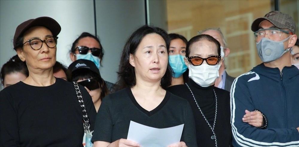 IMAX|何超琼不再与梁安琪鹬蚌相争，携弟、妹参加活动，合照像极一家人