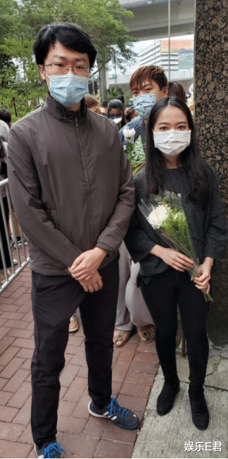 娱乐E君 吴孟达出殡,遗孀子女抵灵堂打点,火化后骨灰将被带回马来西亚