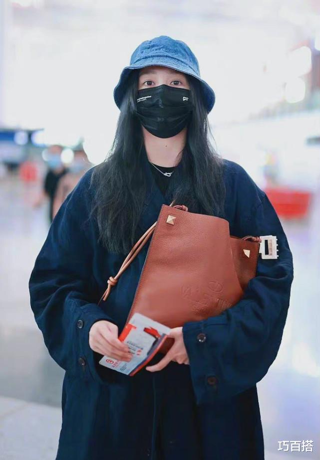 巧百搭|关晓彤越来越“养生”了，穿超长外套走机场，休闲时尚值得参考