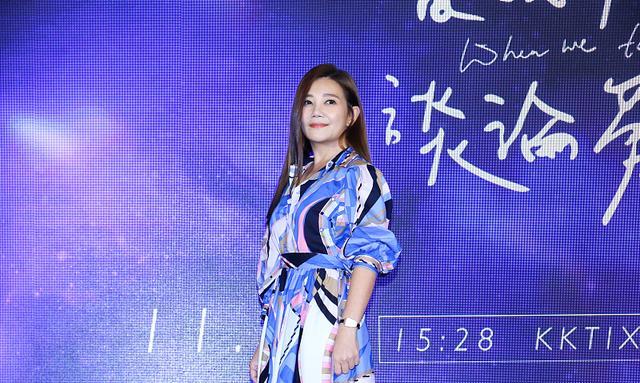 波波的时尚|40多岁的梁静茹妆容精致，长发披肩好有气质，看起来并不老