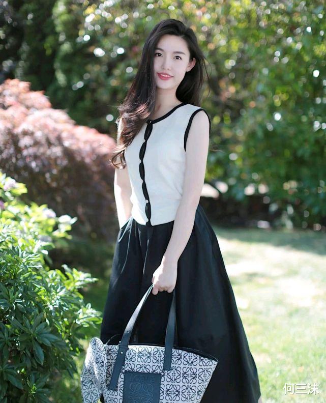 何三沫|怎么穿搭才能成为精致的女人?简约休闲风就很高级,值得细细品味