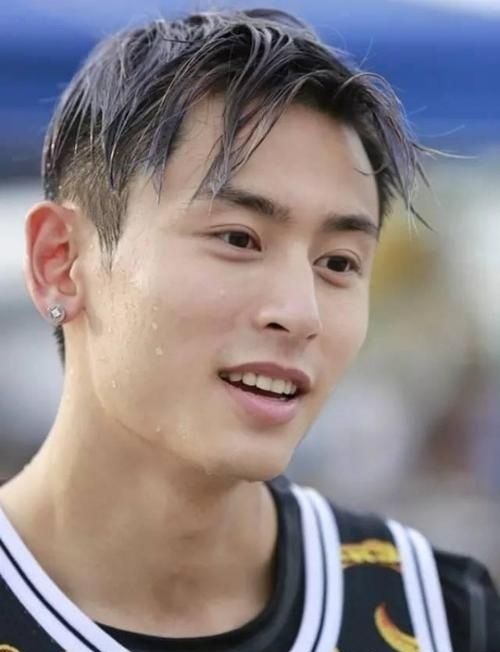 殷世航|蔡徐坤：我卸妆了，肖战：我也卸妆了，龚俊：我没眼花吧