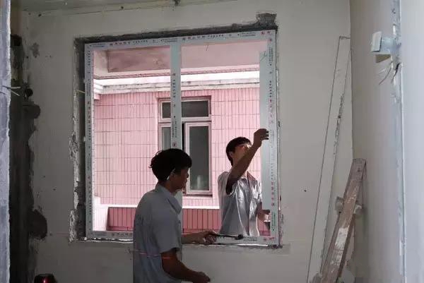 为什么自家窗户老渗水？原来是有原因的，老师傅带你完美解决