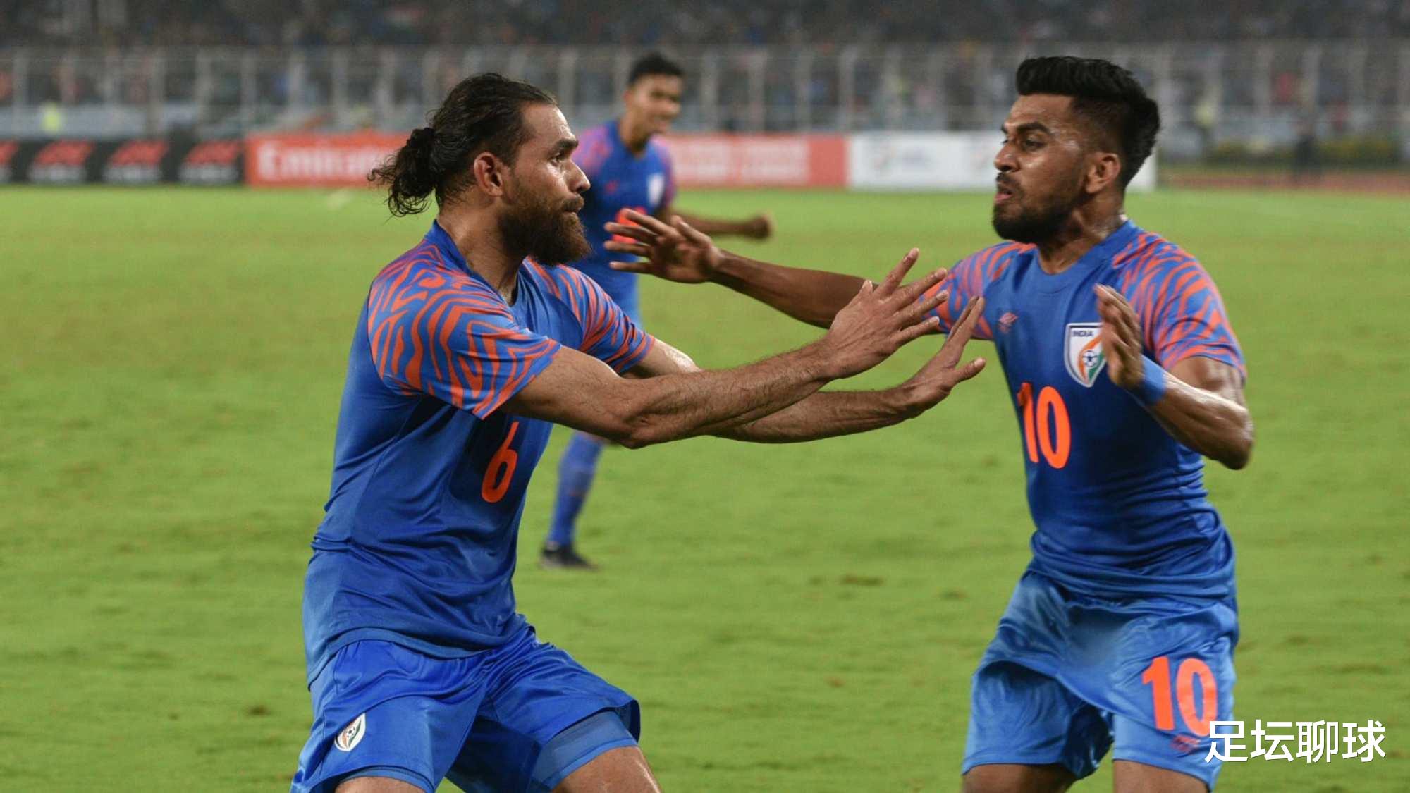 印度队|世预赛2-0！13亿人口大国终于赢了，升至第3，球迷挥舞国旗庆祝