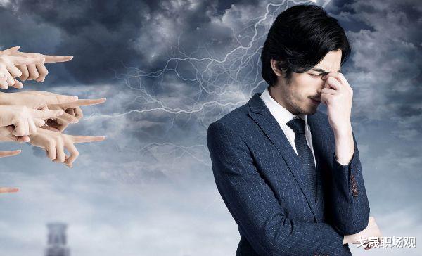 |假如领导信任你并在重用你，因得罪了同事，受到排挤，你会怎么做？