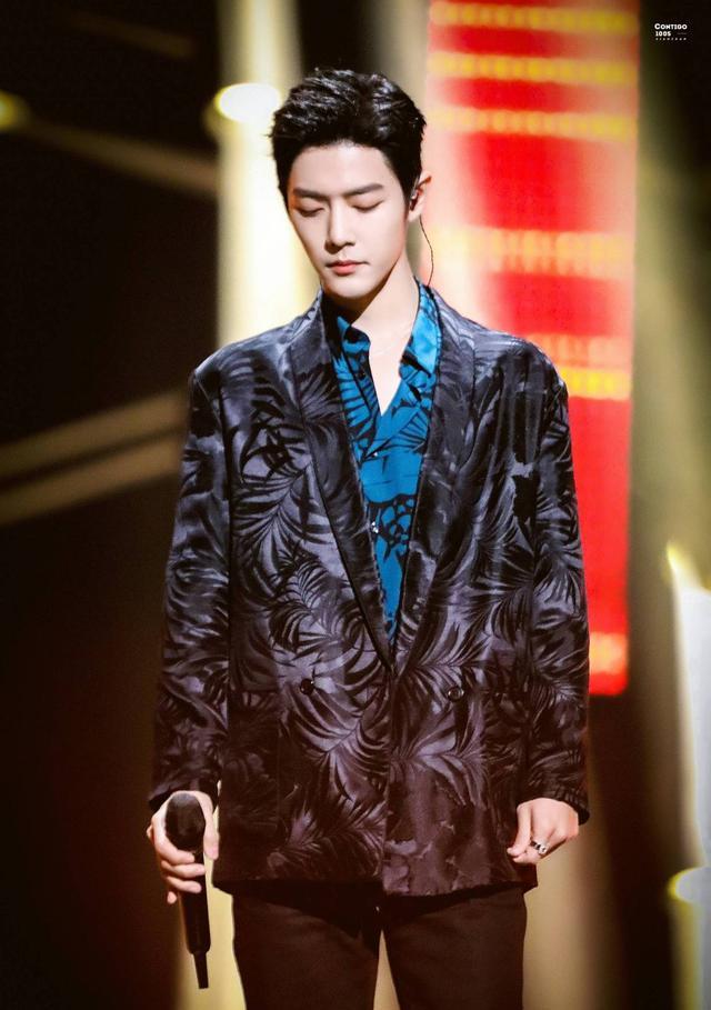 肖战|肖战工作室被迫放出“私藏”图，两个平台两幅面孔