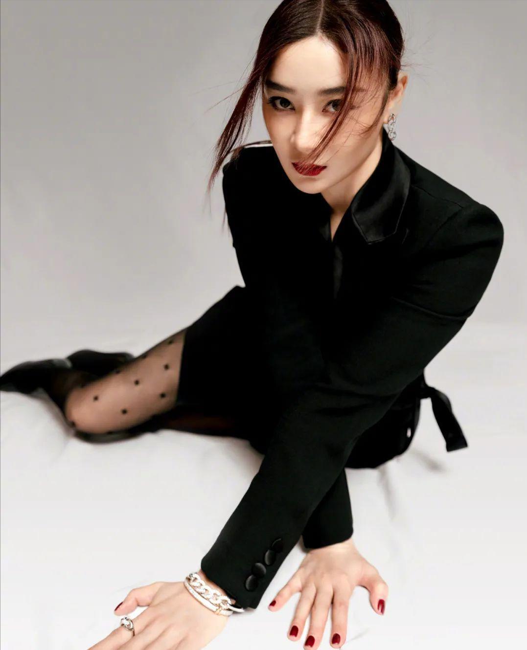 李若彤|年终红毯：Baby白得“冻”人，李若彤秀水蛇腰，张雨绮巧遮事业线