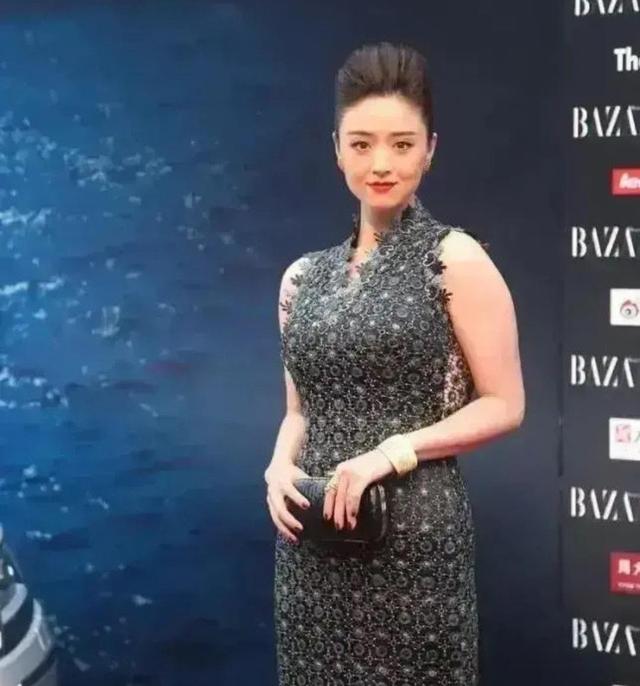 赵丽颖|别再为容貌焦虑了，看看赵丽颖的塌屁股，刘亦菲的发腮和双下巴吧