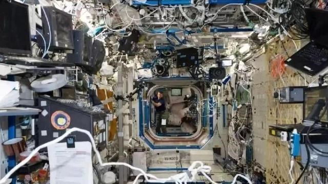 太空 航天员在太空中用的写字笔，为什么不能是“铅笔”？而毛笔却可以