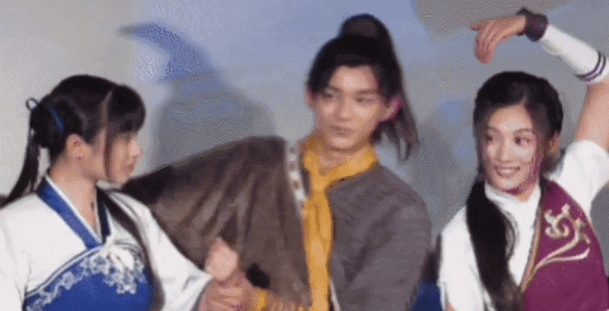 古力娜扎|娜扎被男演员公然袭胸，咋还替他说话呢？