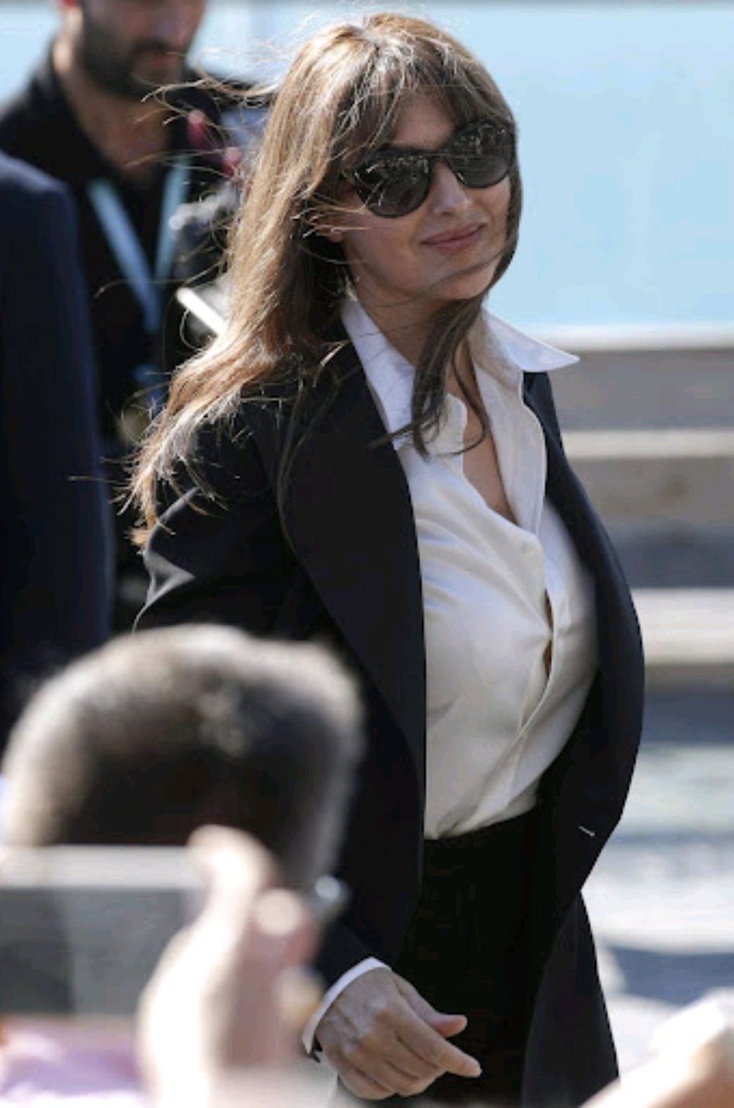 莫妮卡·贝鲁奇|莫妮卡·贝鲁奇和巩俐：有大地女神般的美感，穿白衬衣就美得惊人。