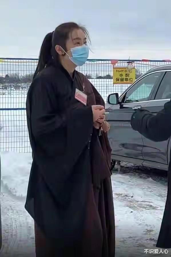 王祖贤|54岁王祖贤近照曝光！穿僧衣藏不住颜值气质，可惜仪态暴露了年纪