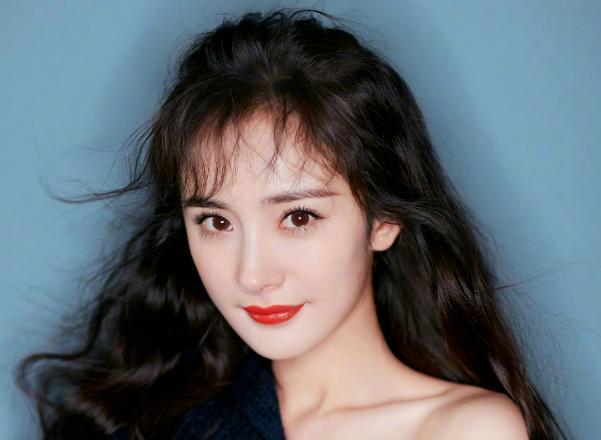 小糯米|小糯米被奶奶带着买年货，6岁的她被拍到正脸后，太像杨幂小时候