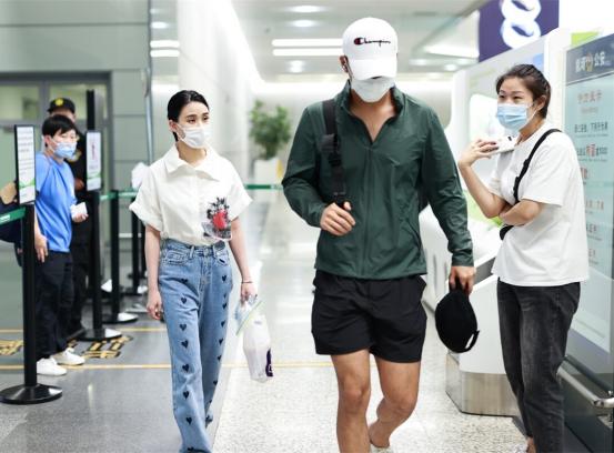 BiuFashion|赌王千金与男友罕见不牵手，何超莲的穿搭看着不贵，但气质藏不住