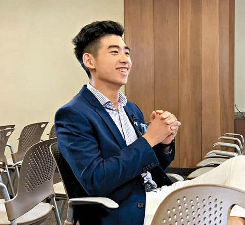 何超盈|200斤何超盈对小7岁辛奇隆撒娇，500婚戒算啥？女方5亿嫁妆才真狠