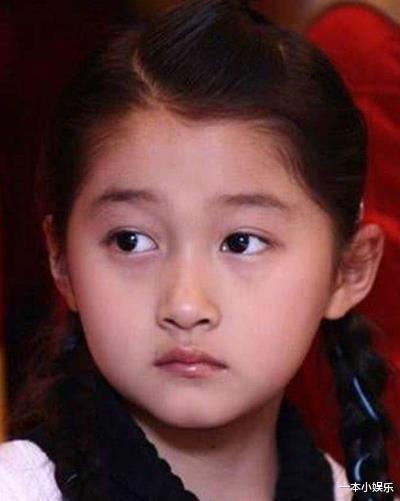 关晓彤|关晓彤为啥一直偏爱露额头发型？齐刘海照片曝光后，瞬间懂了！