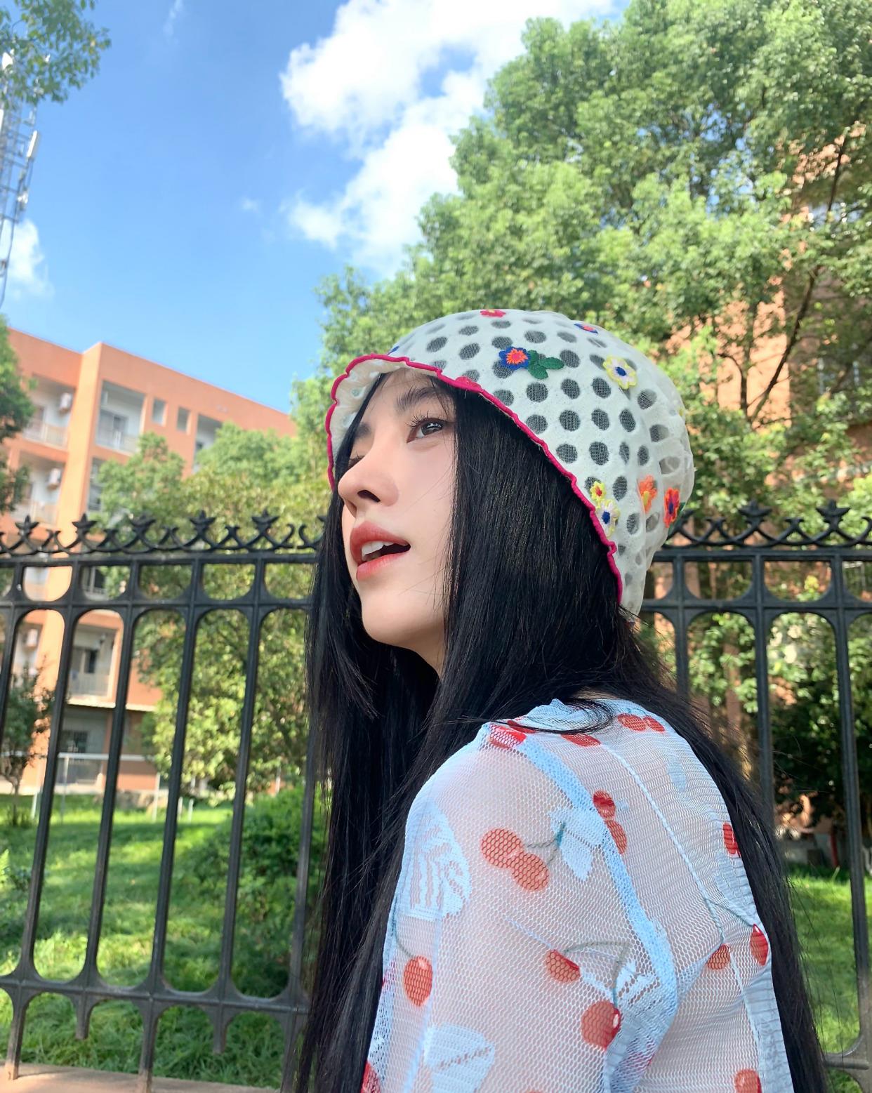 时尚专用小马甲|鞠婧祎美照来袭，可爱又美丽，这一点无人能及！