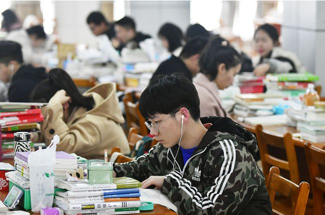 Ainee妈咪|有种新型啃老在95后中兴起,毕业后“沉迷”学习,父母有苦难言