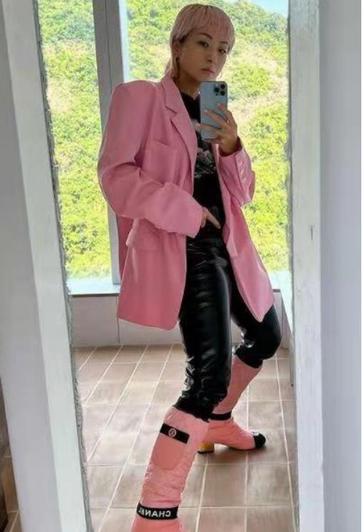 陈奕迅|陈奕迅老婆罕晒女儿，17岁陈康堤穿一身奢侈品，模样似母亲翻版