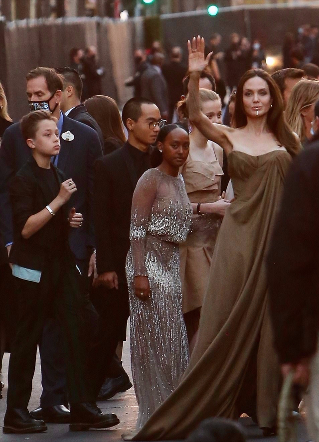 全球时尚风行 安吉丽娜朱莉带孩子走红毯！13岁薇薇安穿白裙好仙，希洛龅牙明显