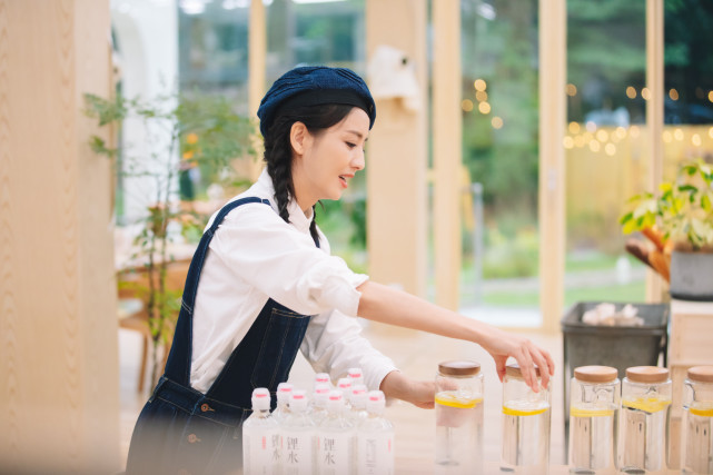 刘诗诗|佟丽娅越来越有央视范！穿背带裙美成小仙女范，气质更有了大转变