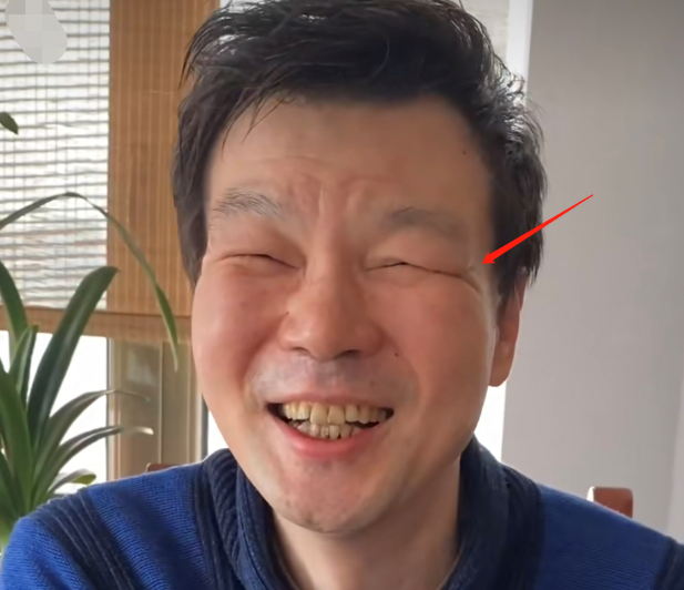 社交平台|主持人李彬现身高端饭局!向朋友敬酒无人理,因得大病眼睛眯成缝