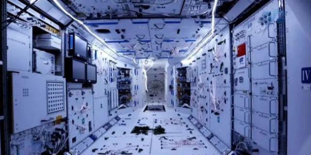 航天员 航天员“出差”工作快过半,太空生活井井有条,工作忙也不忘健身