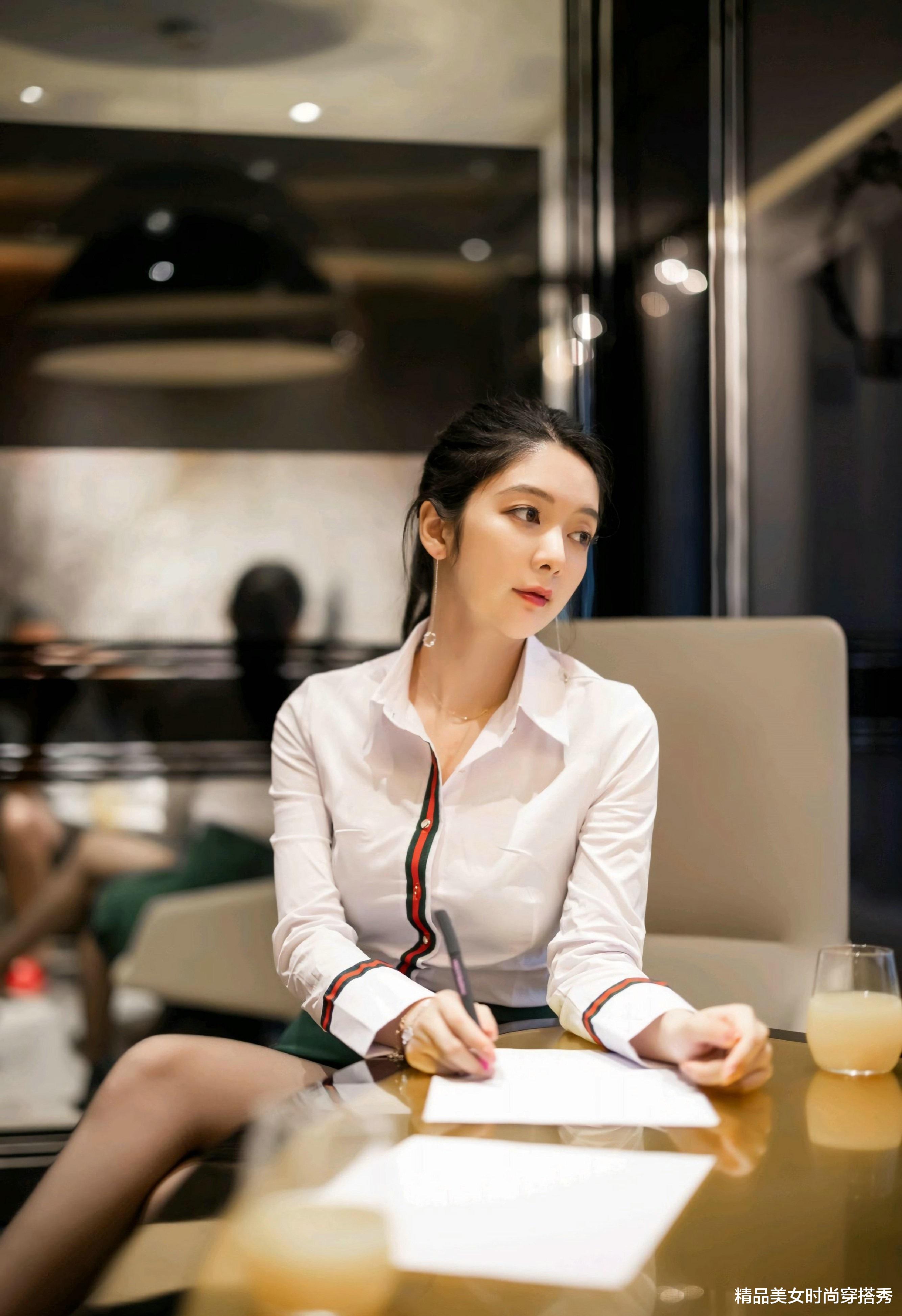 属狗|美女白衬衫搭配绿色包臀裙个性十足，脚上一双绿色高跟鞋魅力无限