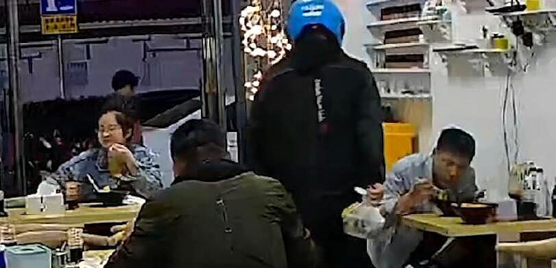 说说热点故事烩 臭不可闻!安徽一外卖小哥取螺蛳粉订单时2次作呕 :感觉被锁喉