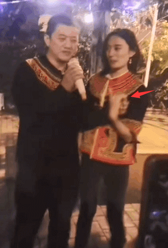 李亚鹏|李亚鹏与小19岁女友同框，挽手逛街显甜蜜，女方驼背模特气质全无
