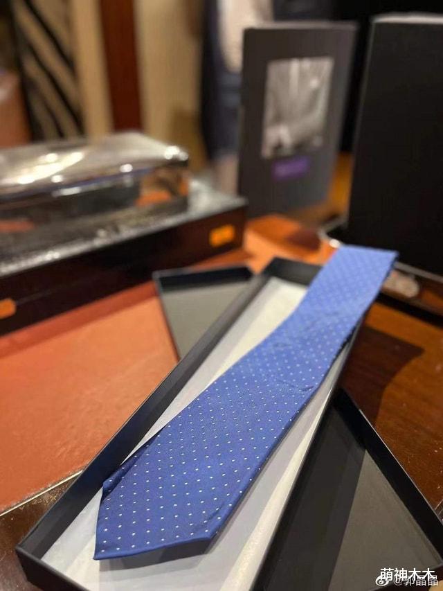 霍启刚|霍启刚就任仪式有气场，配饰显妻奴本色，被调侃口罩也是老婆给的