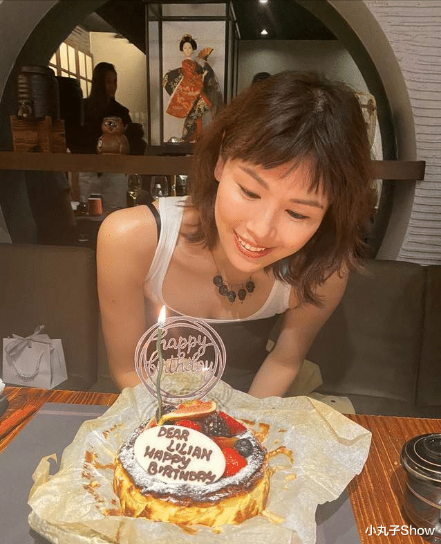 漫威|41岁吴佩慈晒和富婆聚会,个个唇红齿白气质好,穿小白裙嫩成少女