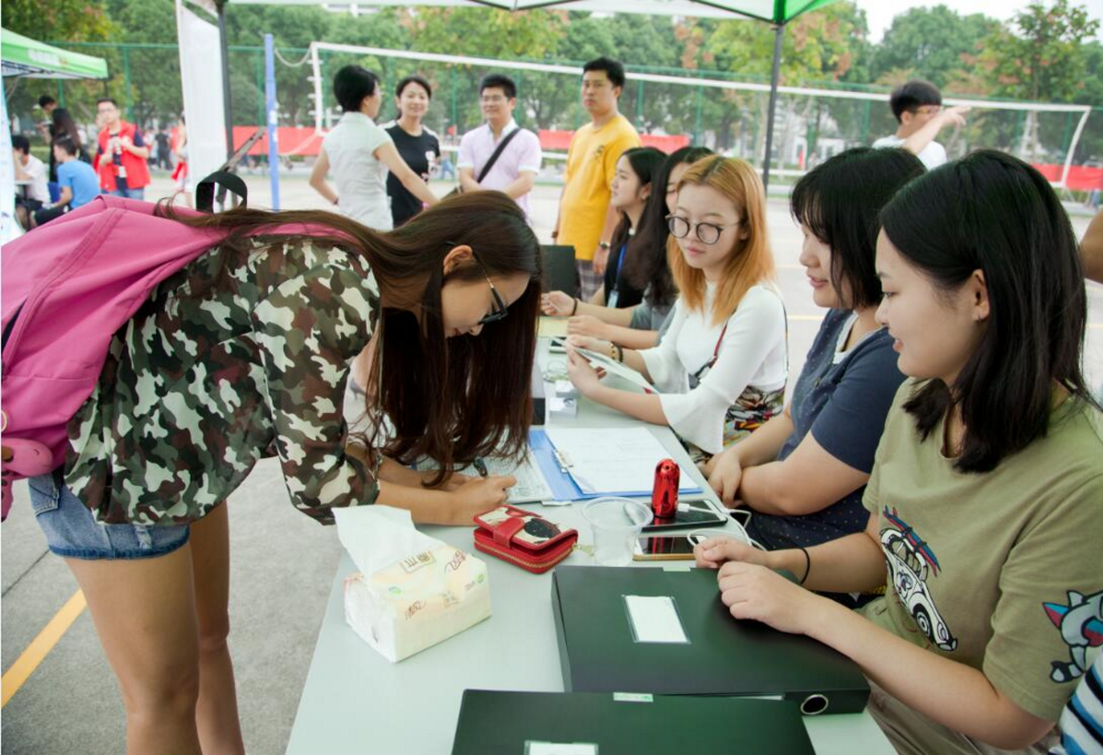 大学|大一新生开学报到，家长请假也要全程护送，过来人说出答案