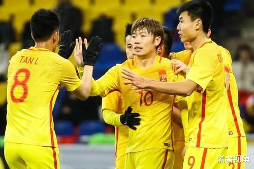 国足|上午11点！北京媒体做出争议表态：国足大将遭质疑，球迷骂声一片