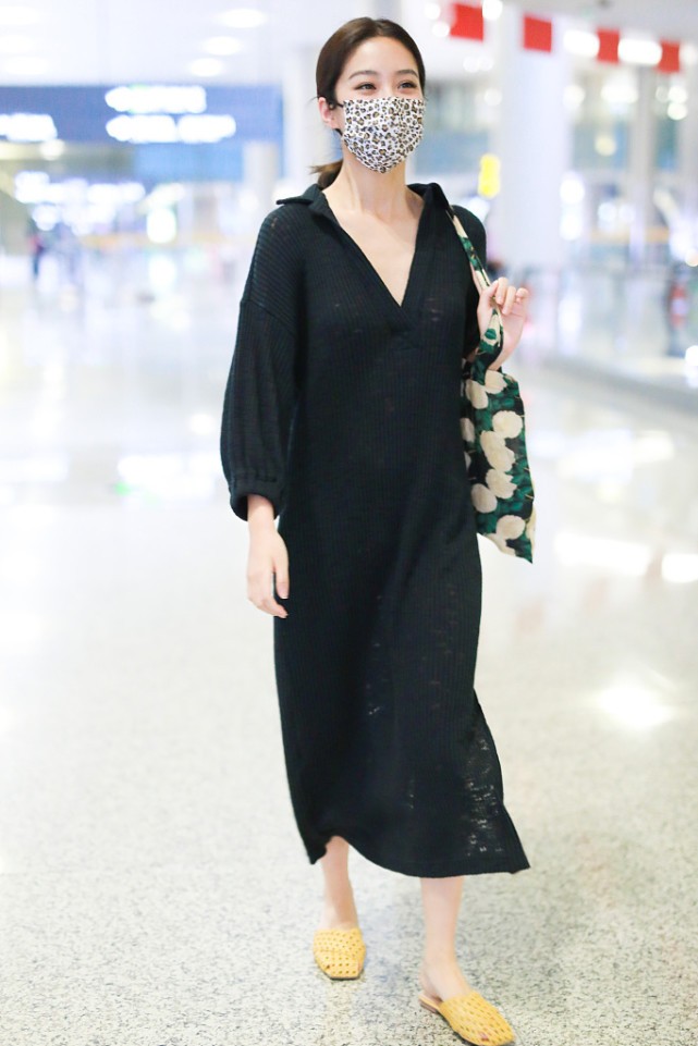 BiuFashion|杨采钰温柔阔太装让人过目不忘,简单却优雅,成熟韵味很浓