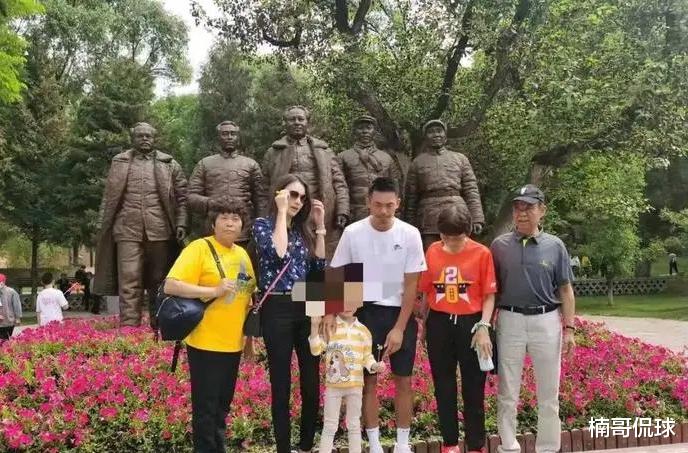 林丹|奥运冠军林丹一家六口游延安，获高规格接待，妻子穿着干练很严肃