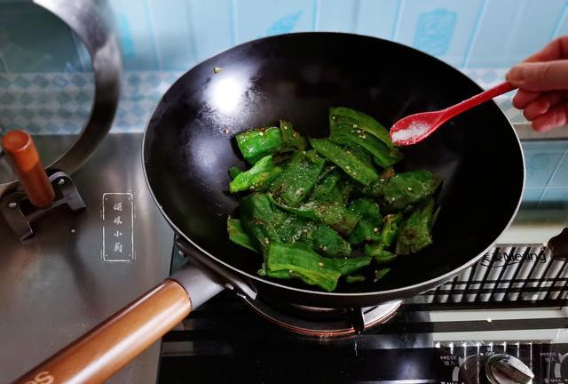 袁建明聊育儿|2菜1汤的午餐成本不超10元钱,干煸辣椒皮薄细嫩,干香入味下饭