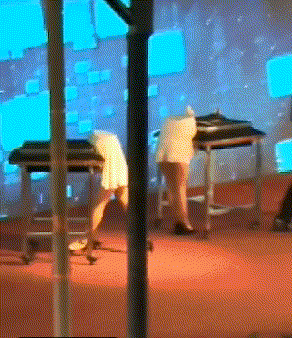 二两橘子 广东东莞，两位工人在某商场的电梯里面运送玻璃，玻璃瞬间被夹碎